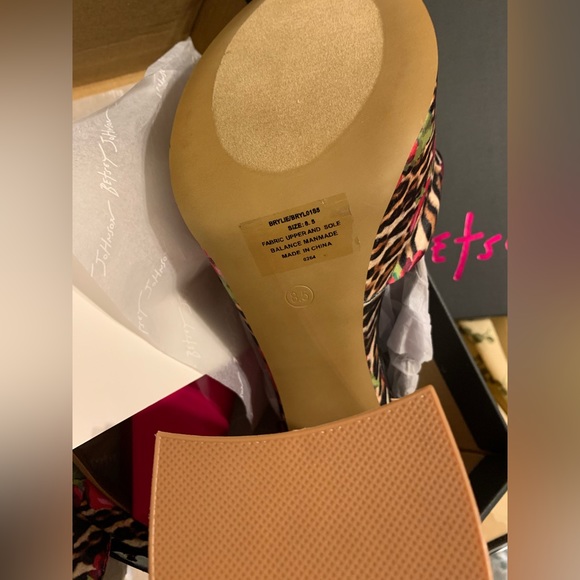 Betsey Johnson Women’s Brylie Leopard Floral Print Platform Block Heeled 4.5” - Picture 10 of 10